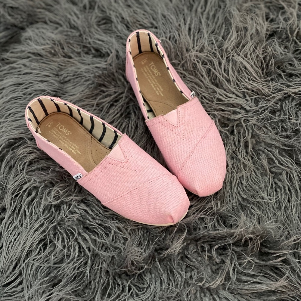 LIGHT PINK TOMS